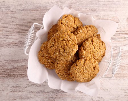 Téléchargez les photos : Biscuits à l'avoine et à la noix de coco fraîchement cuits - en image libre de droit