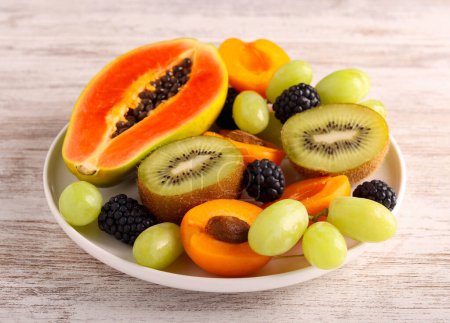 Téléchargez les photos : Assiette de divers fruits frais et baies. Régime alimentaire fruitaire, pâté de dessert sain - en image libre de droit