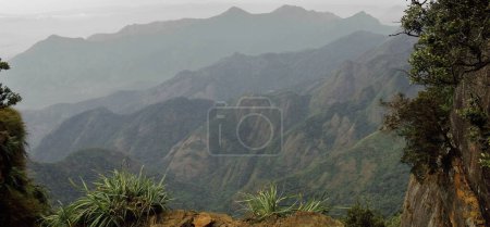 Téléchargez les photos : Paysage pittoresque, belle vue sur les collines palani (partie des montagnes de ghats occidentaux) à la station de colline kodaikanal à tamilnadu, Inde du Sud - en image libre de droit