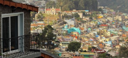 Téléchargez les photos : Belle vue sur la station de colline kodaikanal (paysage urbain), sur les contreforts des montagnes palani - en image libre de droit