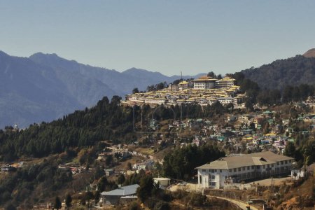Foto de Tawang, Arunachal Pradesh, India - 8 de diciembre de 2019: estación de la colina de Tawang y famoso monasterio de Tawang, rendidos por las montañas del Himalaya - Imagen libre de derechos