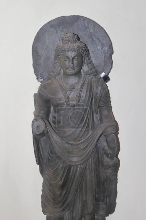 Téléchargez les photos : Kolkata, Bengale occidental, Inde - 29 août 2023 : Ancienne statue de Bouddha Gandhara (art indo-gréco-bouddhiste) au Musée Kolkata - en image libre de droit