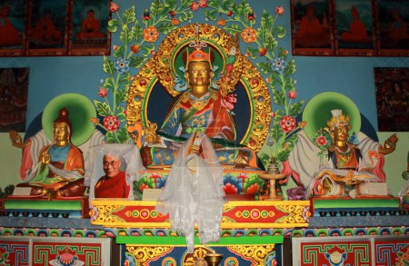 Foto de Estatua de padmasambhava o gurú rimpoche, que introdujo el budismo tántrico en el Tíbet y estableció el primer monasterio budista en el Tíbet - Imagen libre de derechos