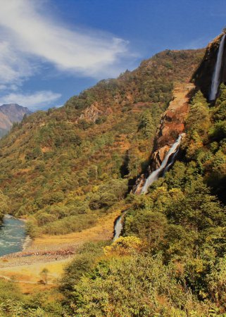 Foto de Nuranang o jang cascada, la cascada es popular destino turístico de tawang, rodeado de montañas himalaya en arunachal pradesh, India - Imagen libre de derechos