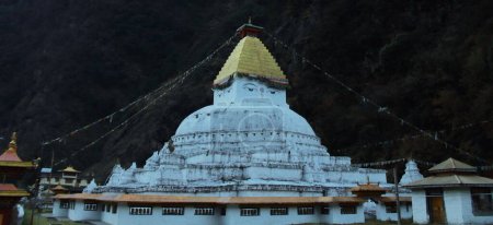 Foto de Gorsam chorten, famoso lugar religioso y templo budista cerca de la aldea zemithang en el distrito tawang de arunachal pradesh, al noreste de la India - Imagen libre de derechos