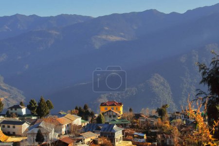Foto de Panoramic view of beautiful countryside area near tawang hill station and himalayan mountains foothills, arunachal pradesh in north east india - Imagen libre de derechos
