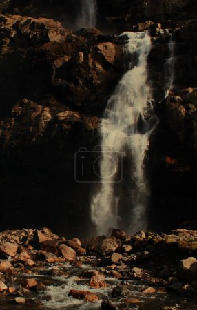 Foto de Hermosas cataratas de jang o cascada nuranang, cerca de la estación de colina de Tawang en las estribaciones del Himalaya en Arunachal Pradesh, al noreste de la India - Imagen libre de derechos