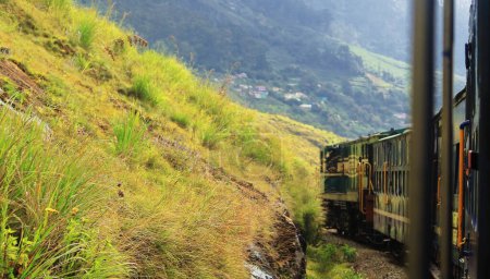 Foto de Pista de ferrocarril escénica de ferrocarril de montaña nilgiri, hermoso viaje en tren de juguete a través de las exuberantes montañas verdes nilgiri, patrimonio de la humanidad de la UNESCO - Imagen libre de derechos