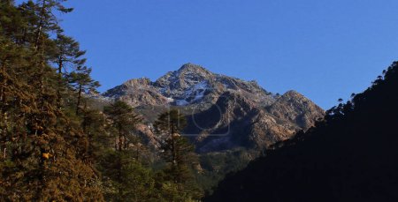 Foto de Paisaje nevado cordillera himalaya y árido paisaje alpino cerca de la estación de colina Tawang cerca de la frontera india-china en arunachal pradesh, India - Imagen libre de derechos