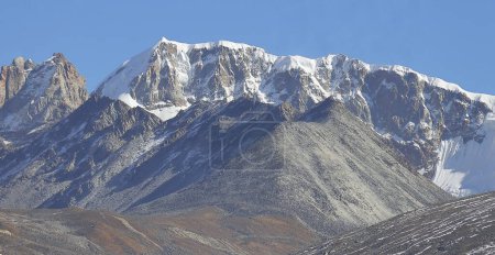 alpines, trockenes Gebirgstal und schneebedecktes Himalaya-Gebirge am Nullpunkt, beliebter Touristenort von Nord-Sikkim, Indien