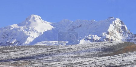alpines, trockenes Gebirgstal und schneebedecktes Himalaya-Gebirge am Nullpunkt, beliebter Touristenort von Nord-Sikkim, Indien
