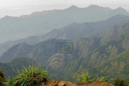 Téléchargez les photos : Pittoresque vue panoramique sur les montagnes palani de la station de colline kodaikanal, destination touristique populaire est situé à tamilnadu, Inde du Sud - en image libre de droit
