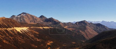 Foto de Vista panorámica de las hermosas montañas del Himalaya, zona rural remota del distrito de Tawang en Arunachal Pradesh, noreste de la India - Imagen libre de derechos