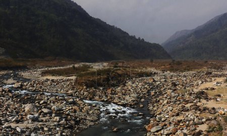 Foto de Terai-dooars región de bengala occidental en dudhia. hermoso arroyo de montaña (río Balason) que fluye a través del valle, Himalaya zona de estribaciones en la India - Imagen libre de derechos