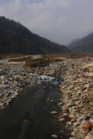 Foto de Terai-dooars región de bengala occidental en dudhia. hermoso arroyo de montaña (río Balason) que fluye a través del valle, Himalaya zona de estribaciones en la India - Imagen libre de derechos
