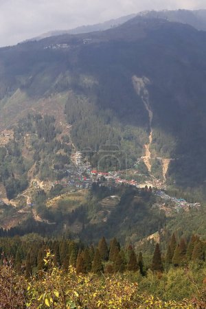 vue panoramique verdoyante himalaya montagnes contreforts du point de vue simana basti, à la frontière internationale de l'Inde et nepal, darjeeling, Inde