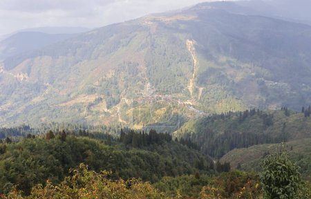 panoramablick sattgrüne himalaya berge ausläufer vom simana basti aussichtspunkt, an der internationalen grenze von indien und nepal, darjeeling, indien