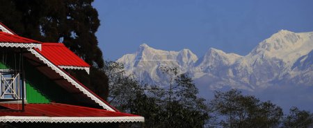 schöne Landschaft und Außenbezirk der Darjeeling Hill Station, schneebedeckte Himalaya-Berge Kulisse gegen den blauen Himmel, West Bengal, Indien