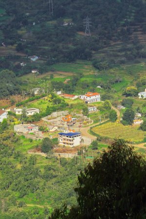 Téléchargez les photos : Oiseaux vue sur village verdoyant de montagne sur les pentes des collines palani, station de colline kodaikanal à tamilnadu, Inde du Sud - en image libre de droit