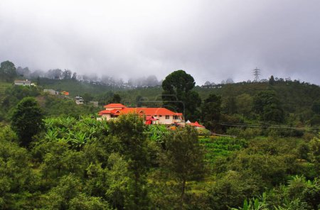 Téléchargez les photos : Nuages de mousson sur les collines verdoyantes palani en saison des pluies, village de montagne près de la station de colline kodaikanal à tamilnadu, Inde du Sud - en image libre de droit