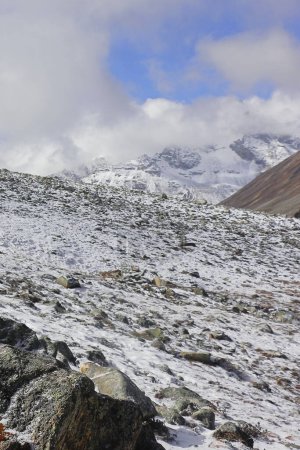 malerische Landschaft der alpinen Tundra-Tal und Wolke bedeckt schneebedeckten Himalaya-Gebirge von Nord-Sikkim in der Nähe des Nullpunktes, in Indien
