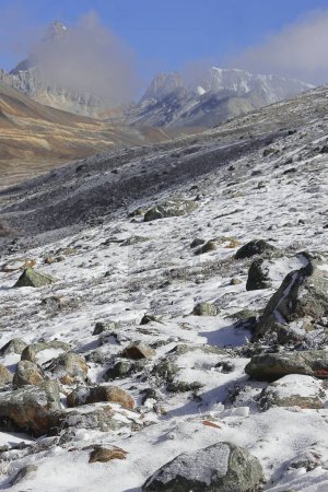 malerische Landschaft der alpinen Tundra-Tal und Wolke bedeckt schneebedeckten Himalaya-Gebirge von Nord-Sikkim in der Nähe des Nullpunktes, in Indien