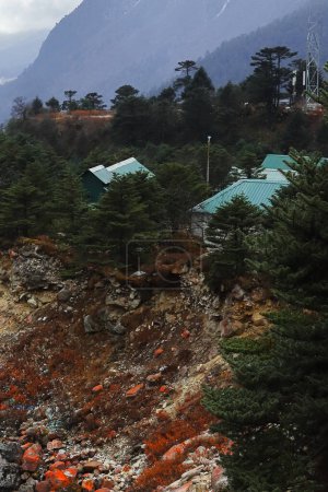 village de montagne isolé, forêt environnante et nature sauvage, belle région montagneuse himalaya du sikkim en automne, Inde