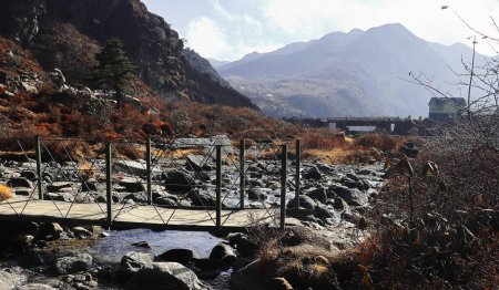remoto pueblo de montaña, bosque circundante y desierto, hermosas montañas altas himalaya región de sikkim en la temporada de otoño, la India