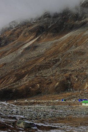karge alpine Gebirgslandschaft von Nord-Sikkim, hoch gelegener Nullpunkt des Himalaya-Tals umgeben von schneebedeckten Bergen, Sikkim in Indien