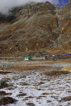 karge alpine Gebirgslandschaft von Nord-Sikkim, hoch gelegener Nullpunkt des Himalaya-Tals umgeben von schneebedeckten Bergen, Sikkim in Indien