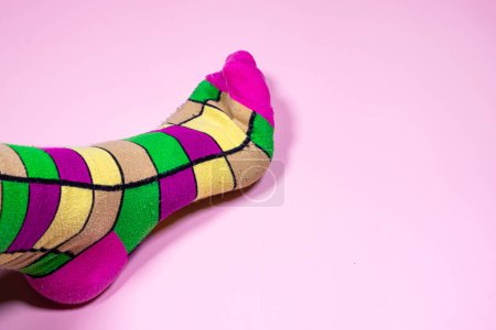 Téléchargez les photos : Une touche de couleur sur vos pieds : Chaussettes sur fond rose - en image libre de droit