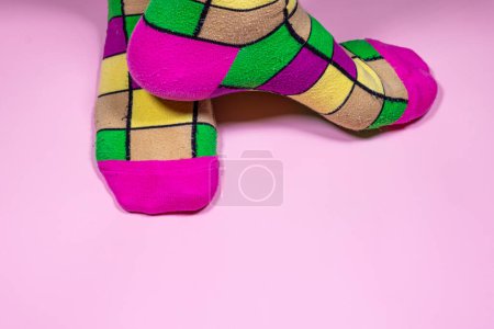 Téléchargez les photos : Colorful Socks: A Pop of Fun on a Pink Background - en image libre de droit
