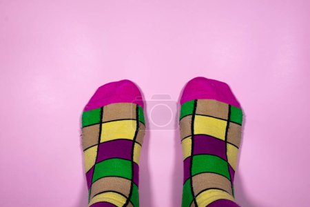 Téléchargez les photos : Rainbow of checkered socks on a pink background - en image libre de droit