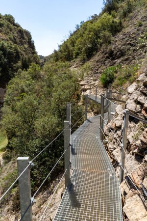 Passerelles suspendues clouées dans la roche qui coule à l'intérieur du canyon de la rivière Vero à Alquezar, Aragon, Espagne.