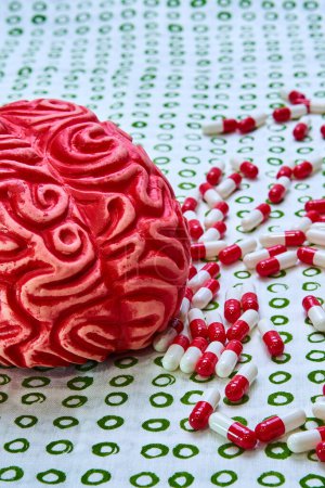Gehirn eines roten Drogenabhängigen, umgeben von roten und weißen Pillen und Kapseln.