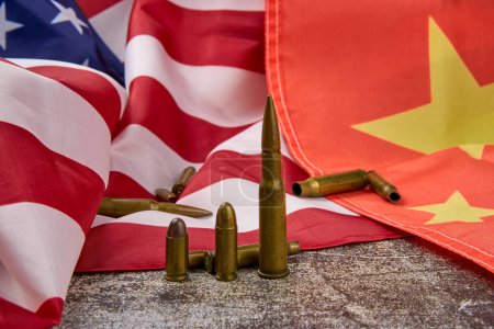 Téléchargez les photos : Munitions placées sur le drapeau des États-Unis et de la Chine - en image libre de droit