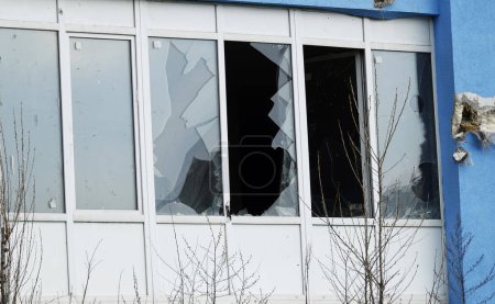 Kiew, Ukraine 21. April 2021: Zerbrochene Fenster in einem Mehrfamilienhaus in Kiew