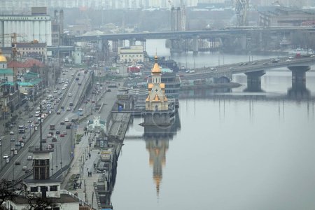 Téléchargez les photos : Kiev, Ukraine 28 novembre 2020 : Temple de Saint Nicolas le Merveilleux sur les eaux du district de Dniepr Podil à Kiev - en image libre de droit