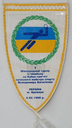 Foto de Kiev, Ucrania 10 de agosto de 2021: banderines deportivos de los equipos mundiales de balonmano - Imagen libre de derechos