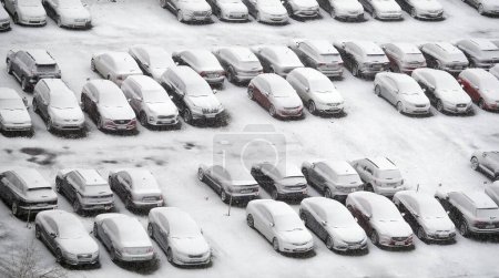 Foto de Kiev, Ucrania marzo 12, 2023: Los coches en el estacionamiento barridos por la nieve pegajosa - Imagen libre de derechos