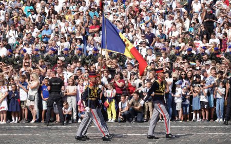 Téléchargez les photos : Kiev, Ukraine 24 août 2021 : Une colonne de soldats roumains marche sur la célébration des 30 ans d'indépendance de l'Ukraine à Kiev - en image libre de droit
