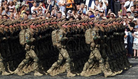Téléchargez les photos : Kiev, Ukraine 24 août 2021 : Colonnes de soldats des forces militaires ukrainiennes sur la célébration des 30 ans d'indépendance de l'Ukraine à Kiev - en image libre de droit