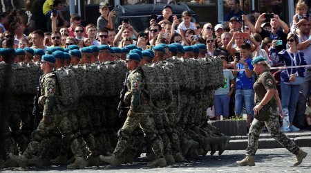 Téléchargez les photos : Kiev, Ukraine 24 août 2021 : Colonnes de soldats des forces militaires ukrainiennes sur la célébration des 30 ans d'indépendance de l'Ukraine à Kiev - en image libre de droit