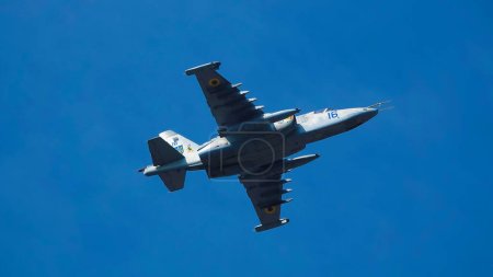 Téléchargez les photos : Kiev, Ukraine 24 août 2021 : Avion d'attaque Su-25 à la célébration de 30 ans d'indépendance de l'Ukraine dans le ciel au-dessus de Kiev - en image libre de droit
