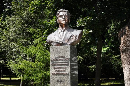 Foto de Kiev, Ucrania 20 de julio de 2020: Monumento al general Georgy Timofeevich Beregovoy en honor a la victoria sobre el fascismo en el parque "Gloria" en la ciudad de Kiev - Imagen libre de derechos