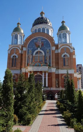 Foto de Kiev, Ucrania 6 de mayo de 2023: Complejo del templo de la Santa Intercesión Iglesia ortodoxa ucraniana Obolonska terraplén en la ciudad de Kiev - Imagen libre de derechos