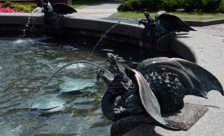 Téléchargez les photos : Kiev, Ukraine 17 juin 2023 : Fontaine avec des dragons dans le parc "Vladimirskaya Gorka" Kiev ville Ukraine - en image libre de droit