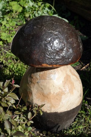 Volkskunst - großer Steinpilz aus Holz im Garten
