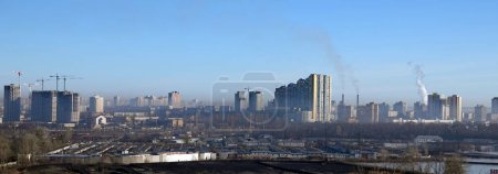 Kiew, Ukraine 27. März 2024: Schornsteine qualmen, verschmutzen die Luft in der Stadt und verschlimmern die Umwelt