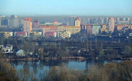 Kiew, Ukraine 27. März 2024: Schornsteine qualmen, verschmutzen die Luft in der Stadt und verschlimmern die Umwelt